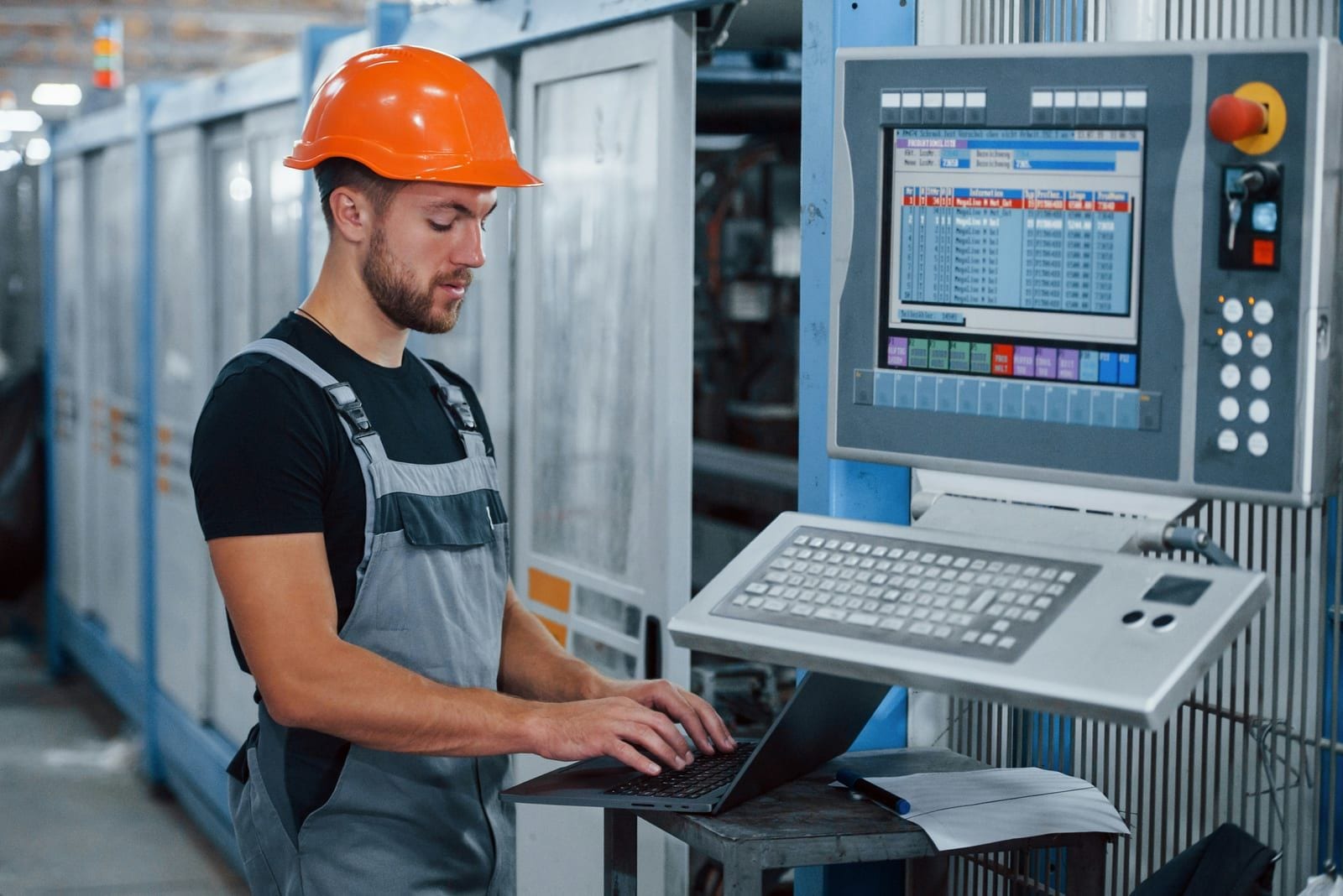 Service manager in front of a screen